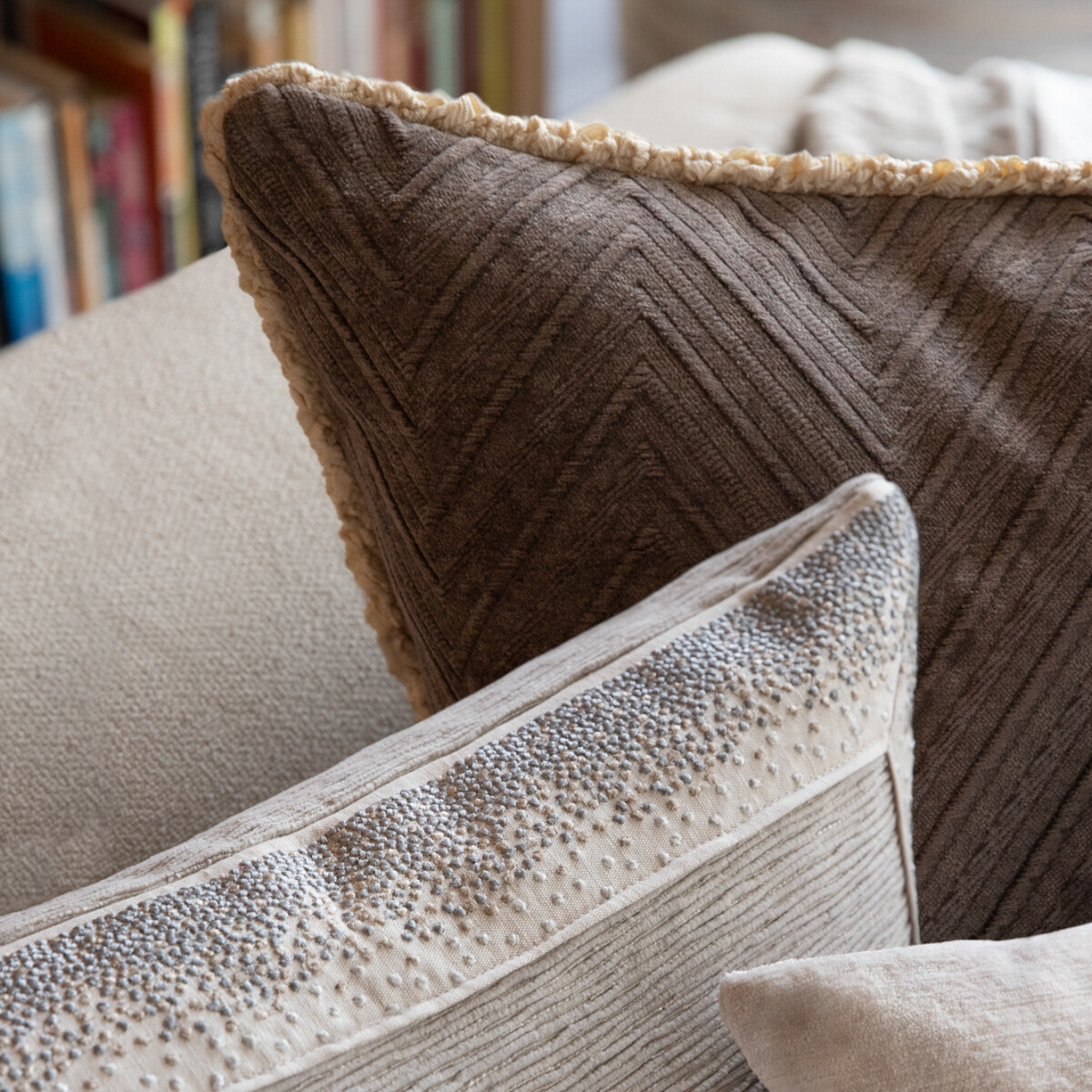 COLONY EMBROIDERED BORDER - GREYHOUND - Samuel and Sons